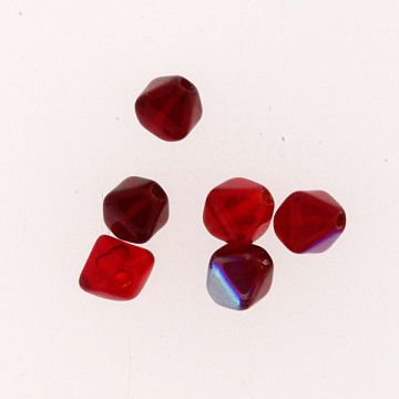 Glasperle Pyramide hellrot AB 6 mm Lochgröße 0,8 mm