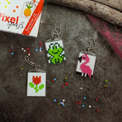 Fertige Pixel-Medaillons mit Kette: Frosch, Flamingo und Tulpe