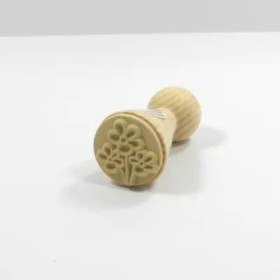 Stempelgummi eines Figurenkegelstempels mit Blumenmotiv