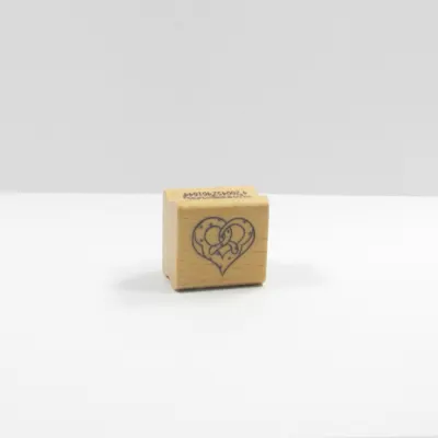 Eckiger Happyhills Holzstempel mit Brezenherz