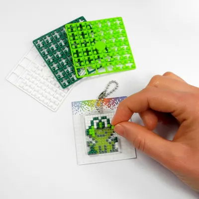 Pixel Medaillon mit Kette transparent