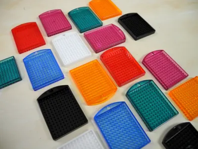 Leere Pixel-Medaillons in acht Farben