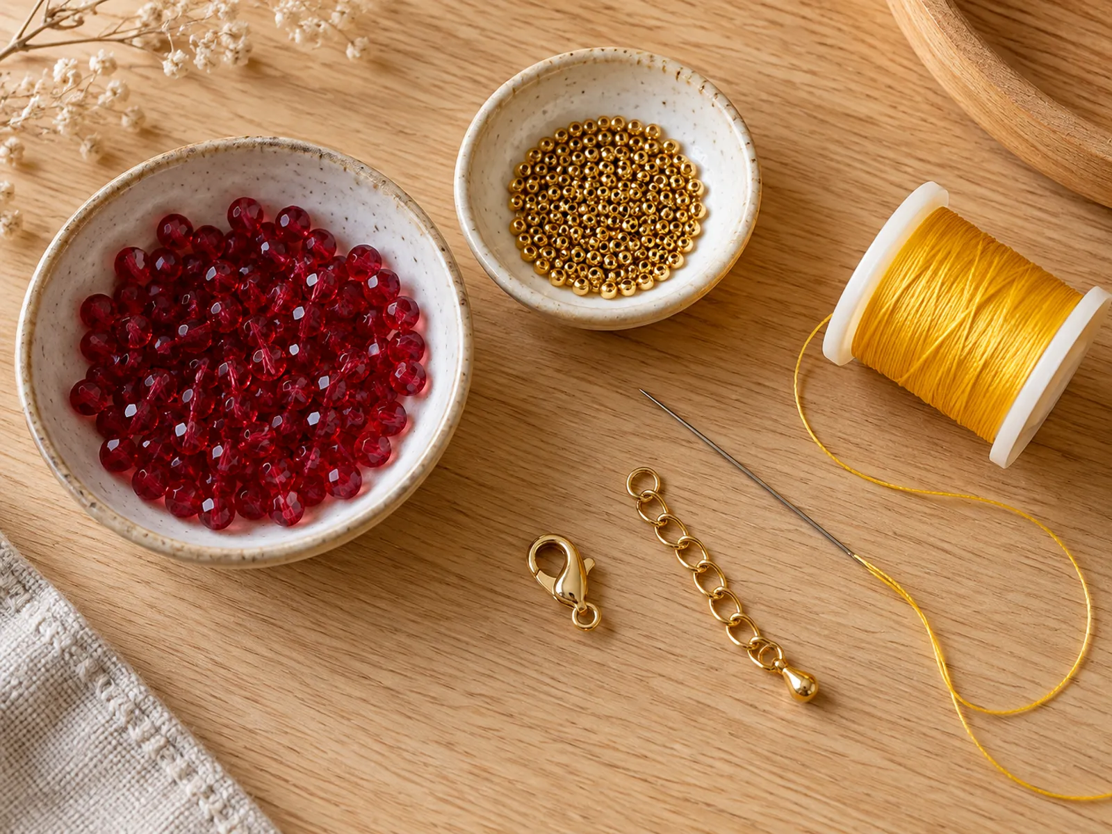 KI-generiertes Bild: rubinrote Glasschliffperlen, goldene Rocailles, gelber Nylonfaden, Nadel und goldfarbener Verschluss
