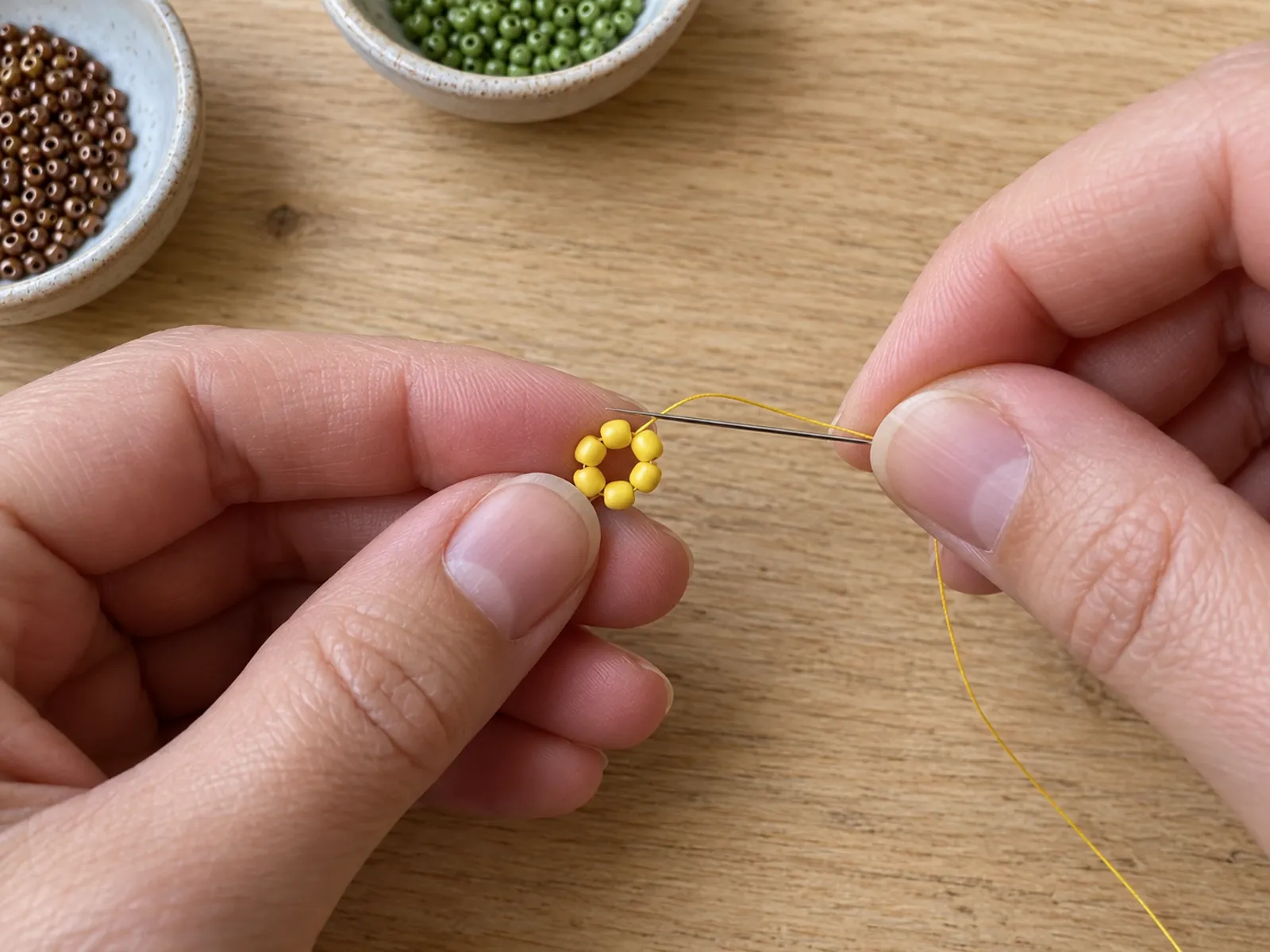 KI-generiertes Bild: Hände schließen sechs gelbe Rocailles zu einem kleinen Blütenring