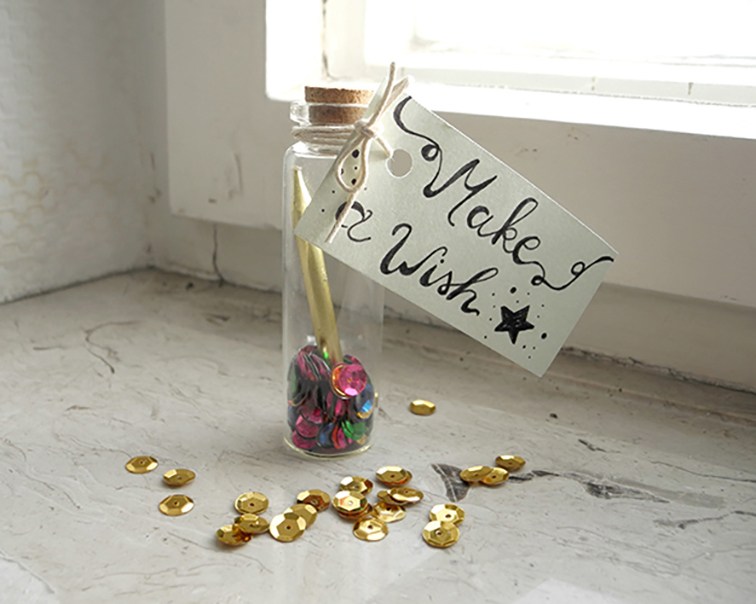 Make a Wish Gutschein Geschenk in kleiner Flasche Pailletten
